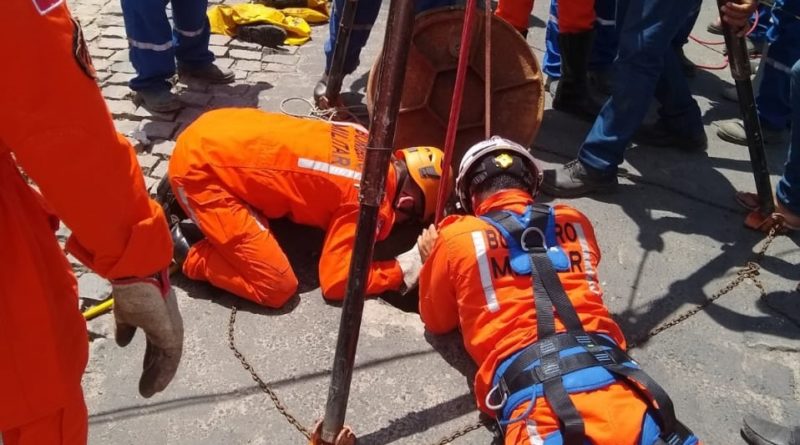 Corpo de Bombeiro resgata terceirizados da Embasa desmaiados em bueiro de Feira de Santana 1