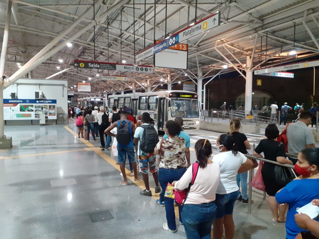 Usuários do transporte Terminal Aeroporto/Vila de Abrantes reclamam da demora e longas filas que se formam na estação 1