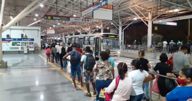 Usuários do transporte Terminal Aeroporto/Vila de Abrantes reclamam da demora e longas filas que se formam na estação 3