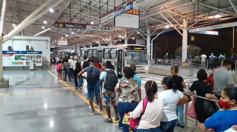 Usuários do transporte Terminal Aeroporto/Vila de Abrantes reclamam da demora e longas filas que se formam na estação 1