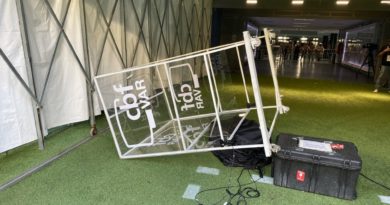 Torcida do Grêmio invade o gramado da Arena e destrói equipamentos do VAR 1