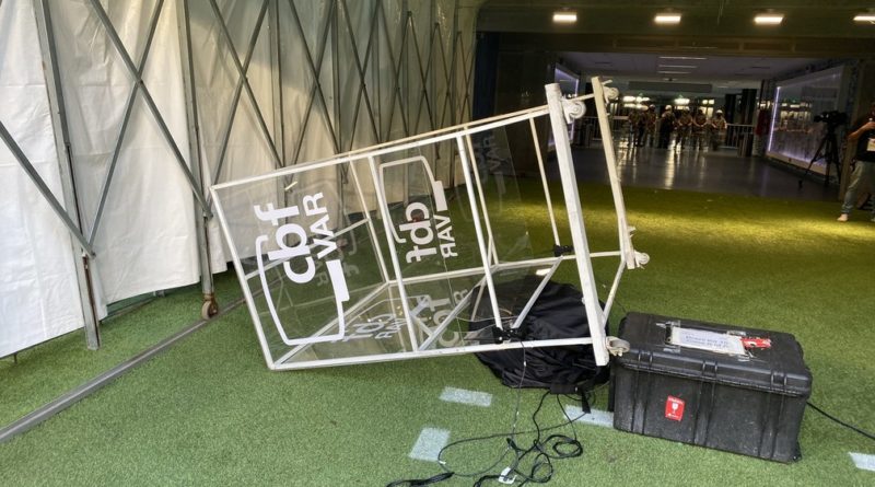 Torcida do Grêmio invade o gramado da Arena e destrói equipamentos do VAR 1