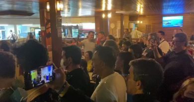 Passando o feriado no Guarujá-SP, Bolsonaro atrai centenas de pessoas durante jantar numa pizzaria 1