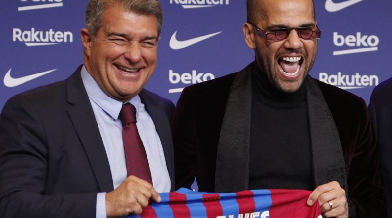 Daniel Alves é apresentado pelo Barcelona 7