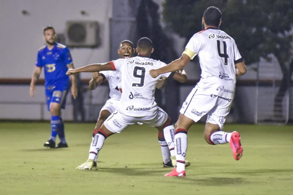 Vitória marca três gols no primeiro tempo contra o Cruzeiro e deixa a zona de rebaixamento 1