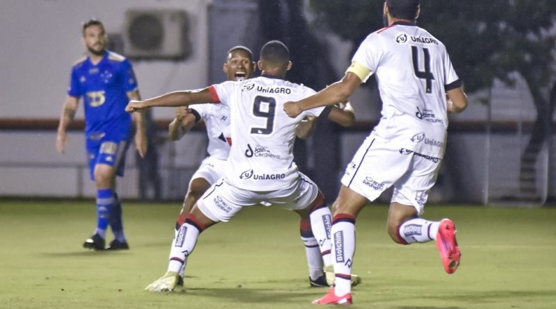 Vitória marca três gols no primeiro tempo contra o Cruzeiro e deixa a zona de rebaixamento 4