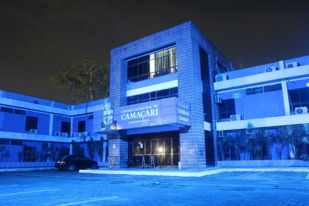 Câmara de Camaçari recebe iluminação especial em alusão ao Novembro Azul no município 1