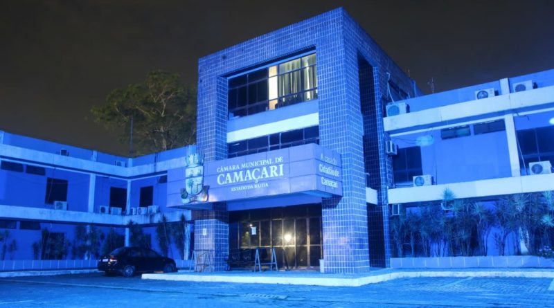 Câmara de Camaçari recebe iluminação especial em alusão ao Novembro Azul no município 1