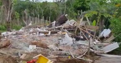 Homens derrubam barracos de ocupantes de terras em Camaçari 3