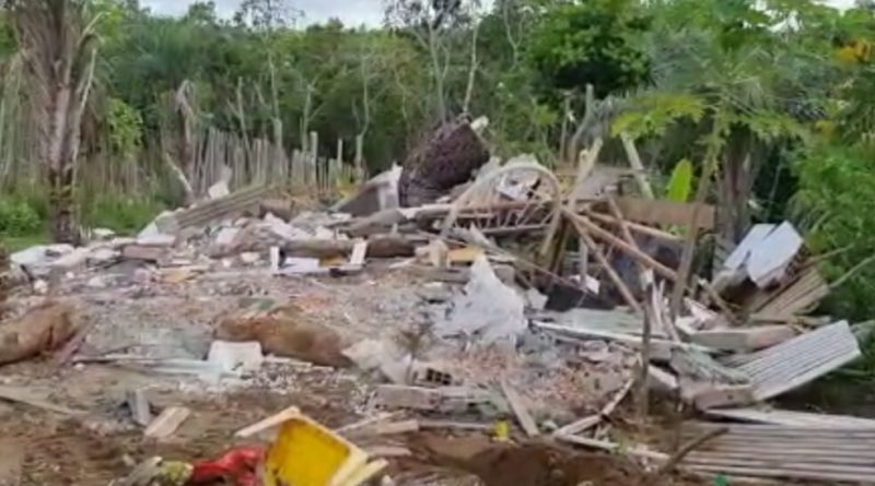 Homens derrubam barracos de ocupantes de terras em Camaçari 1