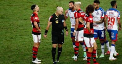 Com polêmica da arbitragem, Flamengo vence o Bahia no Maracanã 2