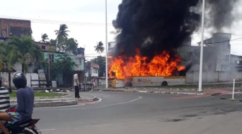 Jovem é baleado em Periperi e manifestantes ateiam fogo em ônibus na Avenida Suburbana 1