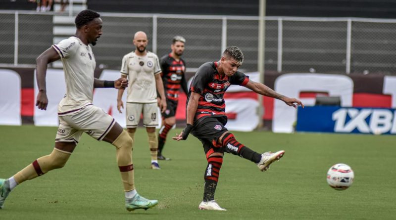 Jacuipense se favorece com expulsão de zagueiro rubro-negro e comanda jogo contra o Vitória no Barradão 1