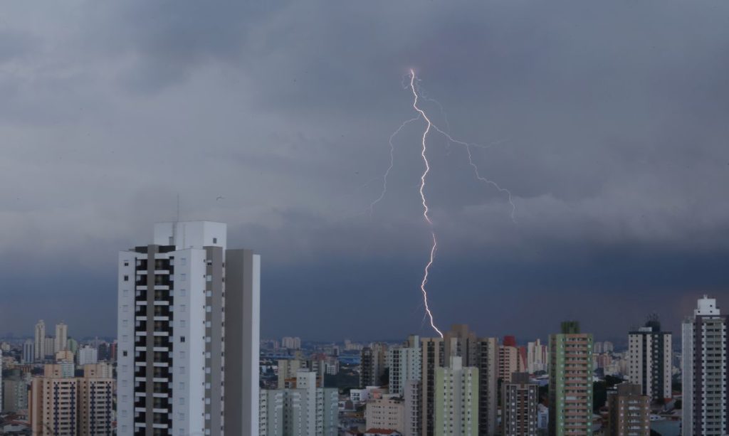 Média anual de raios deve subir de 77,8 para 100 milhões no Brasil 1