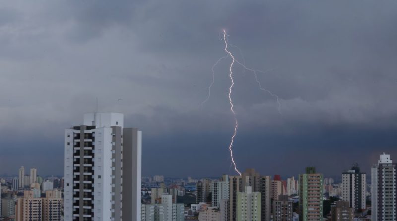 Média anual de raios deve subir de 77,8 para 100 milhões no Brasil 1