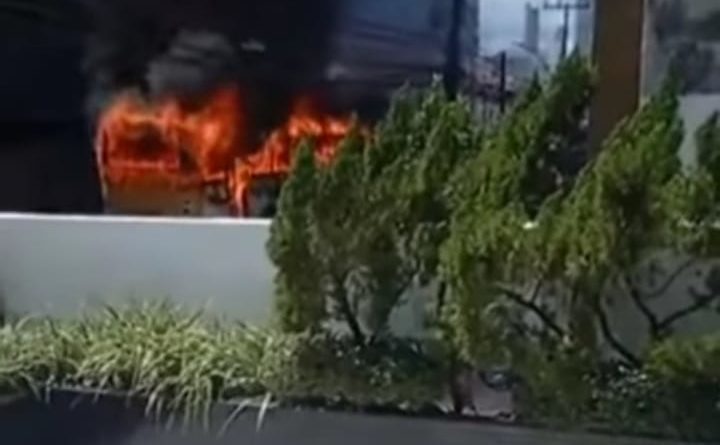 Ônibus pega fogo na Avenida Paulo VI, no bairro da Pituba 1