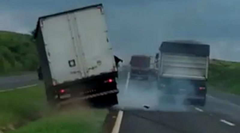 Motorista de carreta provoca acidente após efetuar fechada em outro veículo na estrada 1