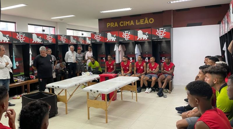 Geninho deixa o comando técnico do Vitória 1