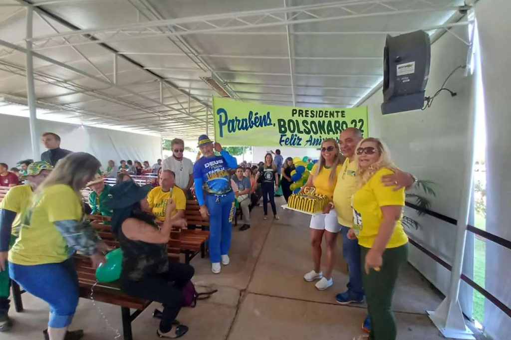 Bolsonaro faz aniversário de 67 anos e apoiadores marcam presença no Alvorada com bolo de aniversário 1