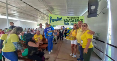 Bolsonaro faz aniversário de 67 anos e apoiadores marcam presença no Alvorada com bolo de aniversário 2