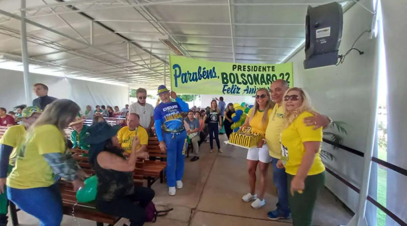 Bolsonaro faz aniversário de 67 anos e apoiadores marcam presença no Alvorada com bolo de aniversário 1