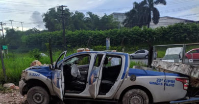 Policiais ficam feridos após batida de viatura em Simões Filho; suspeito morreu baleado 3