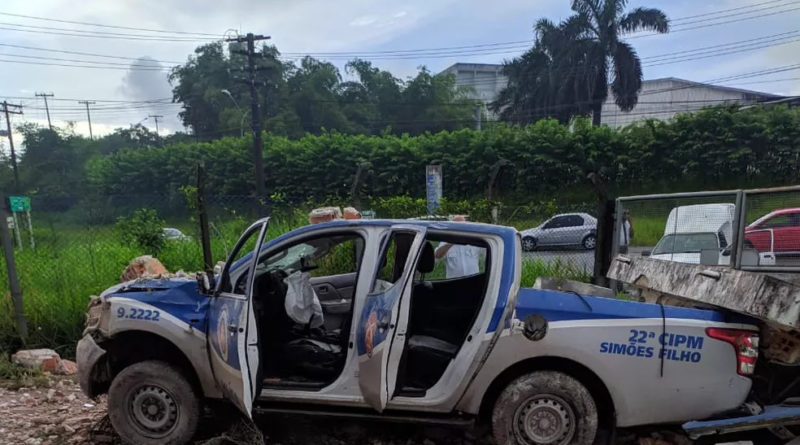 Policiais ficam feridos após batida de viatura em Simões Filho; suspeito morreu baleado 1