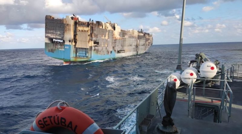 Navio com milhares de carros de luxo afunda no Oceano Atlântico 1