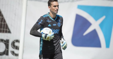 Goleiro César desembarca em Salvador para assinar contrato com o Bahia 2