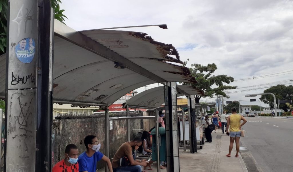 População denuncia estado de abandono do ponto de ônibus ao lado da Prefeitura de Camaçari 1