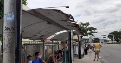 População denuncia estado de abandono do ponto de ônibus ao lado da Prefeitura de Camaçari 2