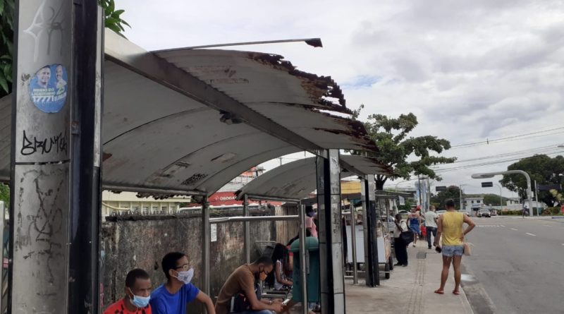 População denuncia estado de abandono do ponto de ônibus ao lado da Prefeitura de Camaçari 1