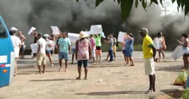 Protesto de moradores interdita Estrada do Coco na manhã deste domingo 2