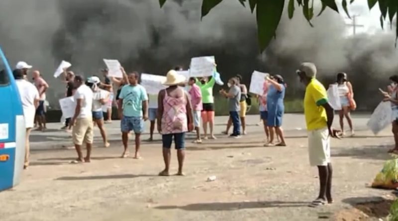 Protesto de moradores interdita Estrada do Coco na manhã deste domingo 1