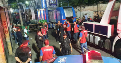 Menina é atropelada por carro alegórico e perde uma perna na abertura do carnaval fora de época no Rio de Janeiro 1