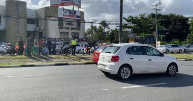 Acidente entre carro e moto deixa ferido na Estrada do Coco, em Lauro de Freitas 3