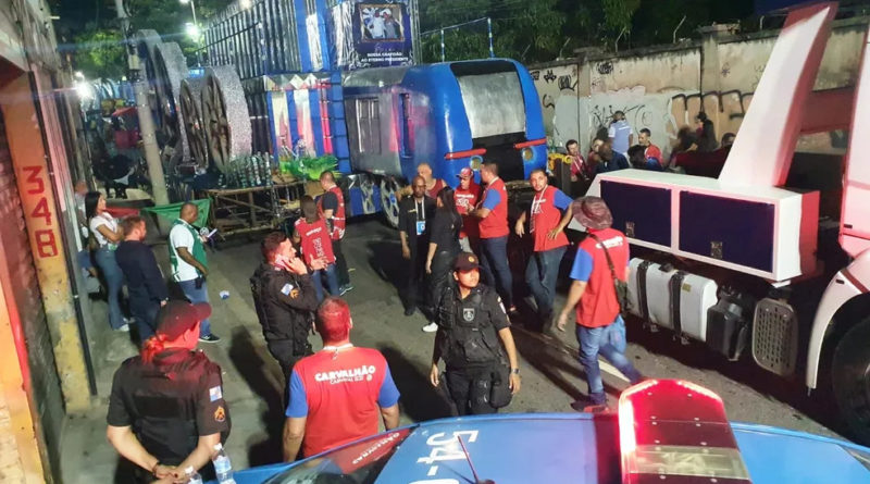 Menina é atropelada por carro alegórico e perde uma perna na abertura do carnaval fora de época no Rio de Janeiro 1