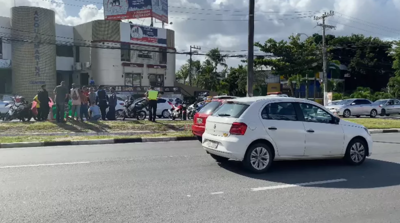 Acidente entre carro e moto deixa ferido na Estrada do Coco, em Lauro de Freitas 1