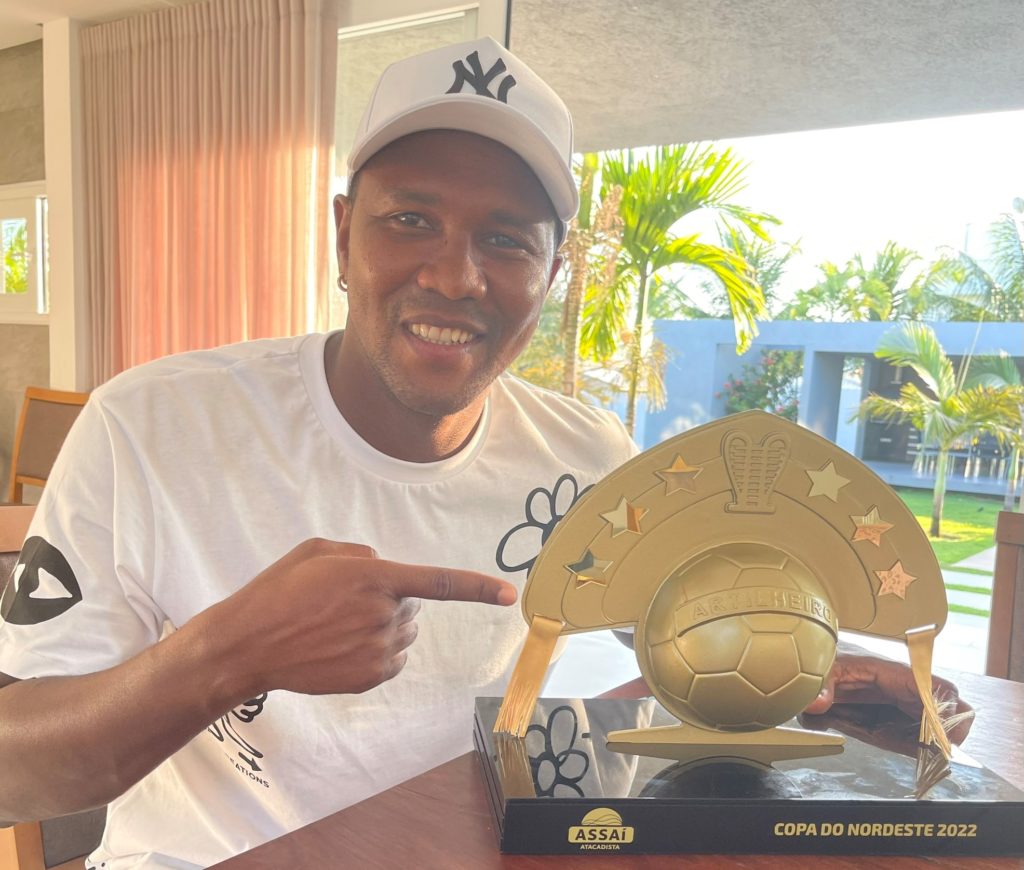 Rodallega recebe o troféu de artilheiro da Copa do Nordeste 1