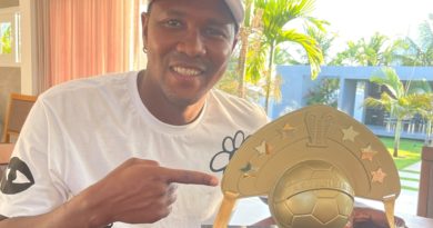 Rodallega recebe o troféu de artilheiro da Copa do Nordeste 3