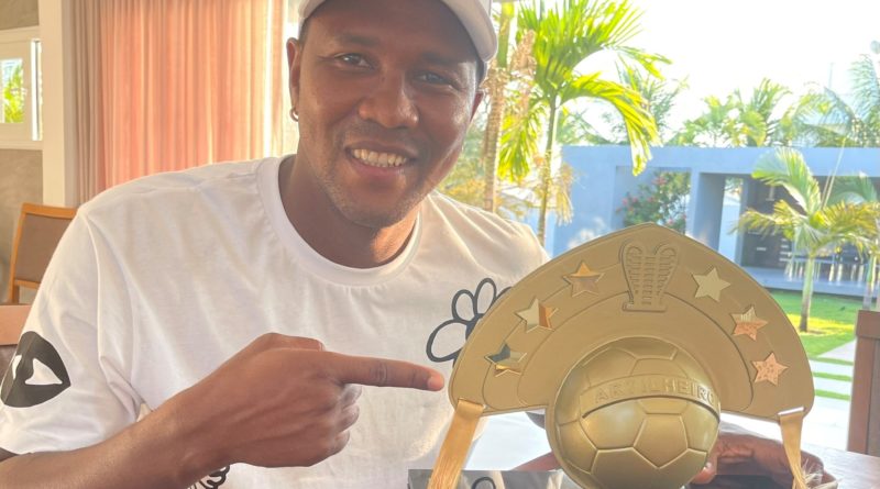 Rodallega recebe o troféu de artilheiro da Copa do Nordeste 1