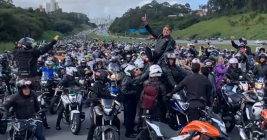 Bolsonaro arrasta multidão durante motociata em São Paulo 6