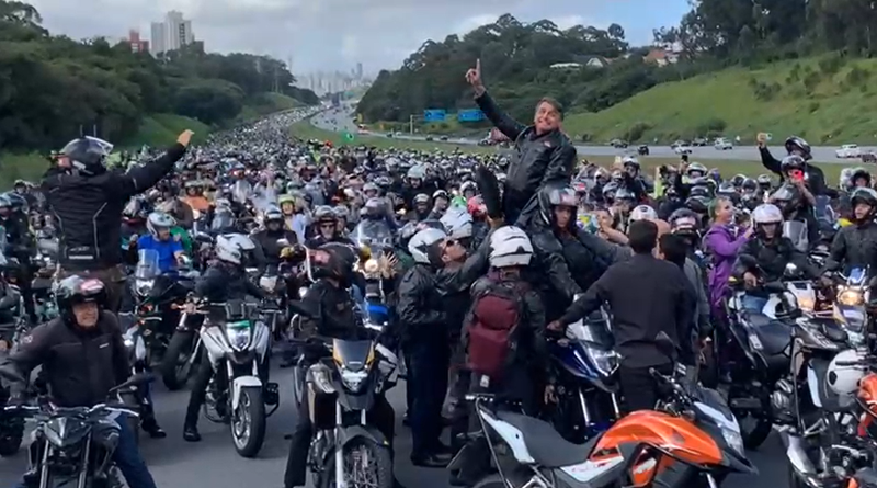 Bolsonaro arrasta multidão durante motociata em São Paulo 1