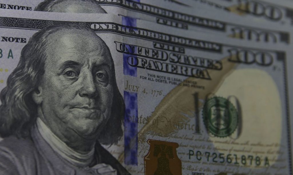 Dólar atinge recorde histórico, enquanto Ibovespa avança em dia de expectativas por alta dos juros 1