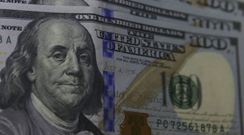 Dólar inicia semana em forte queda e fecha a R$ 4,64 5