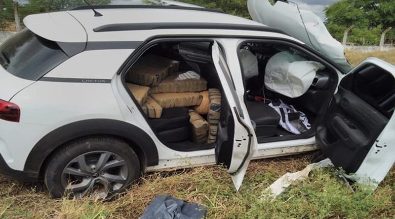 Motorista se envolve em acidente e abandona carro com mais de 200 kg de maconha no norte da Bahia 1