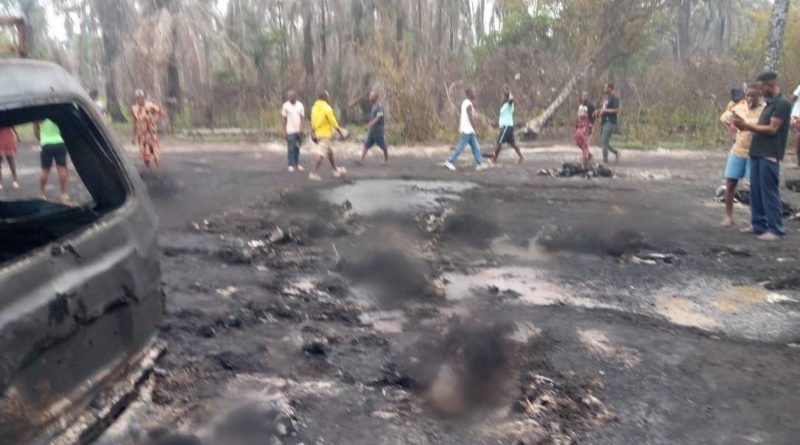 Explosão em depósito ilegal de refino de petróleo na Nigéria deixa mais de 100 mortos 1