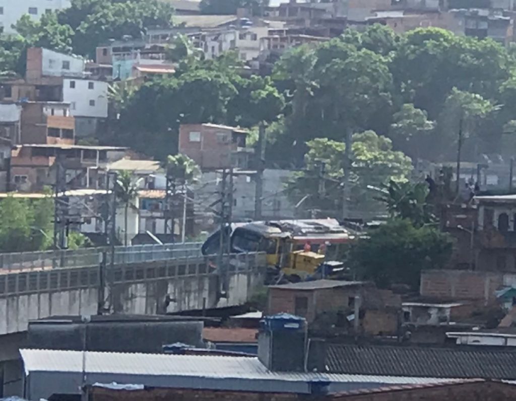 Trem do metrô de Salvador descarrila e tomba na região de Pirajá 1
