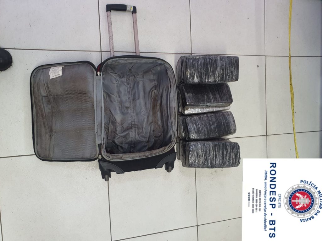 Foragida é presa com 14 tabletes de maconha em mala na Estação Rodoviária de Salvador 1