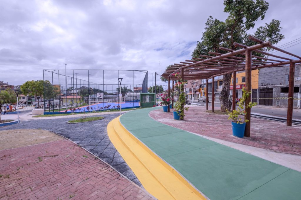 Com um ano e dez meses de atraso, Prefeitura de Camaçari conclui as obras de revitalização da Praça da Matriz em Vila de Abrantes 1